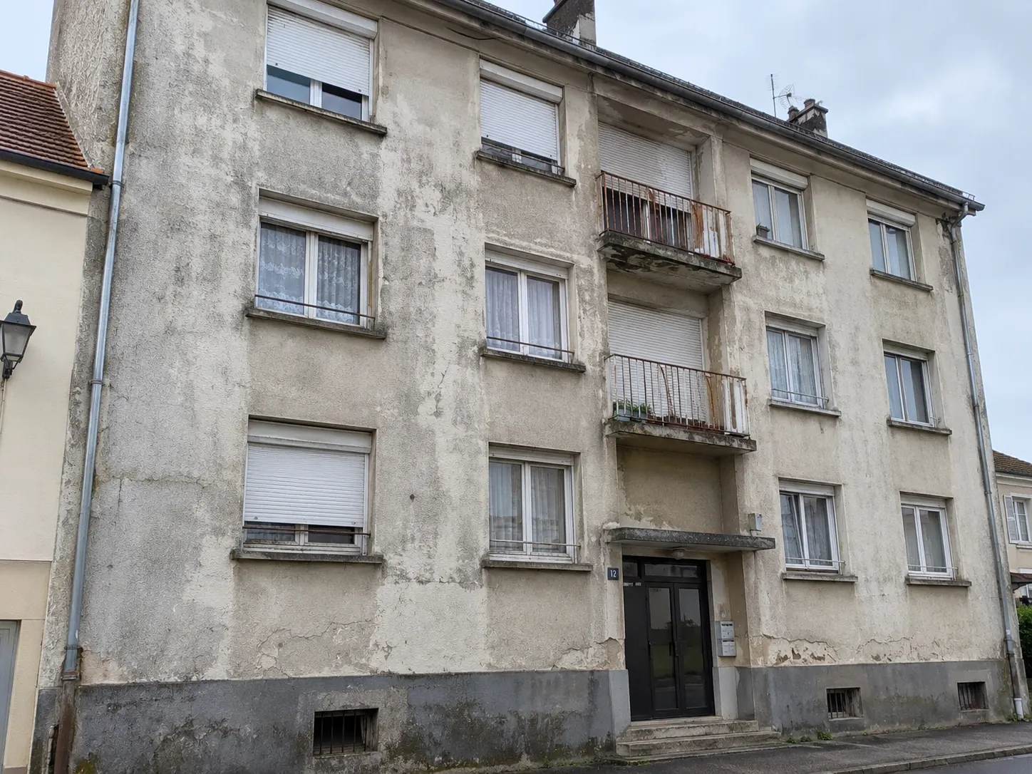 Ravalement d'une façade d'immeuble : avant travaux