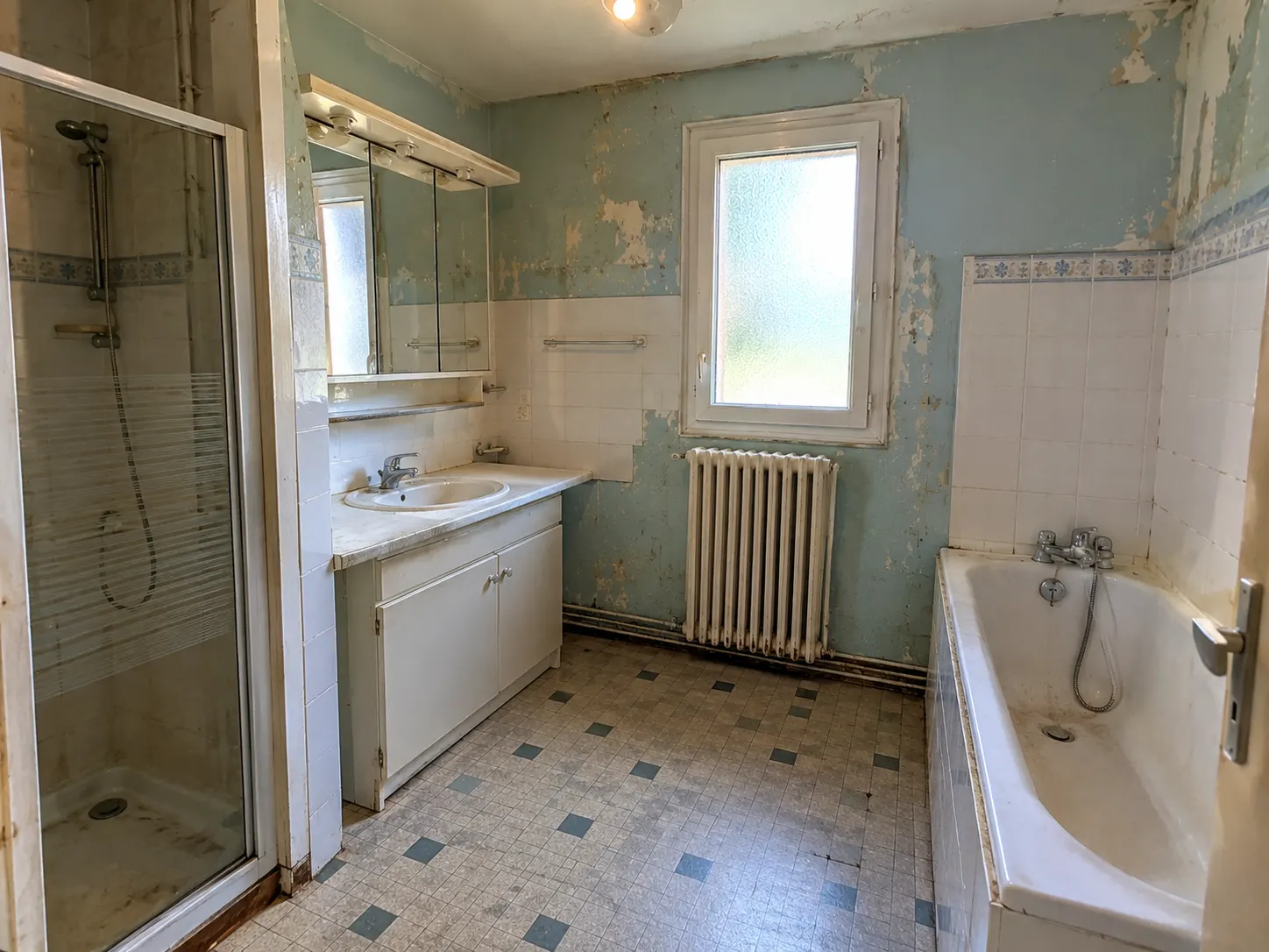Salle de bain avec douche et baignoire : avant travaux